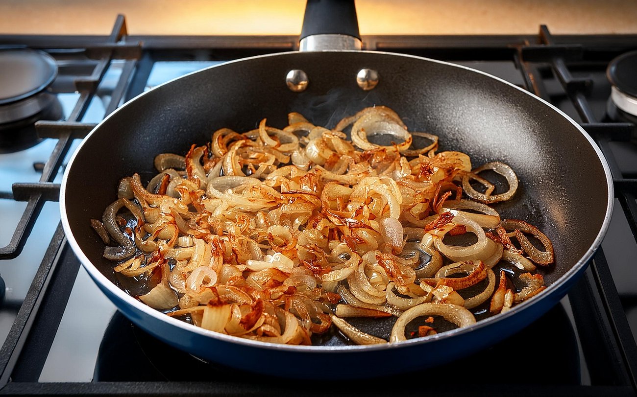 Не сира і не згоріла: як посмажити ідеальну золотисту цибулю