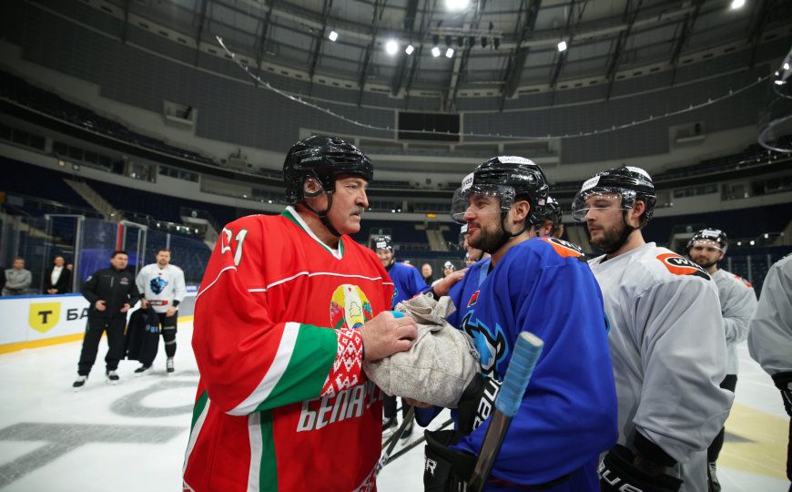 Лукашенко передав хокеїстам 