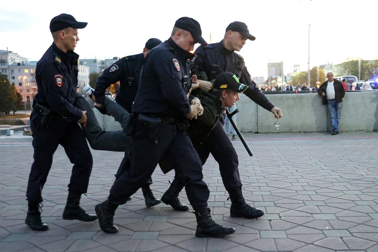 Последние новости мобилизованных в россии 2024 год. Российские полицейские на Украине. Протесты в России. Мобилизация протесты. Полиция Украины.