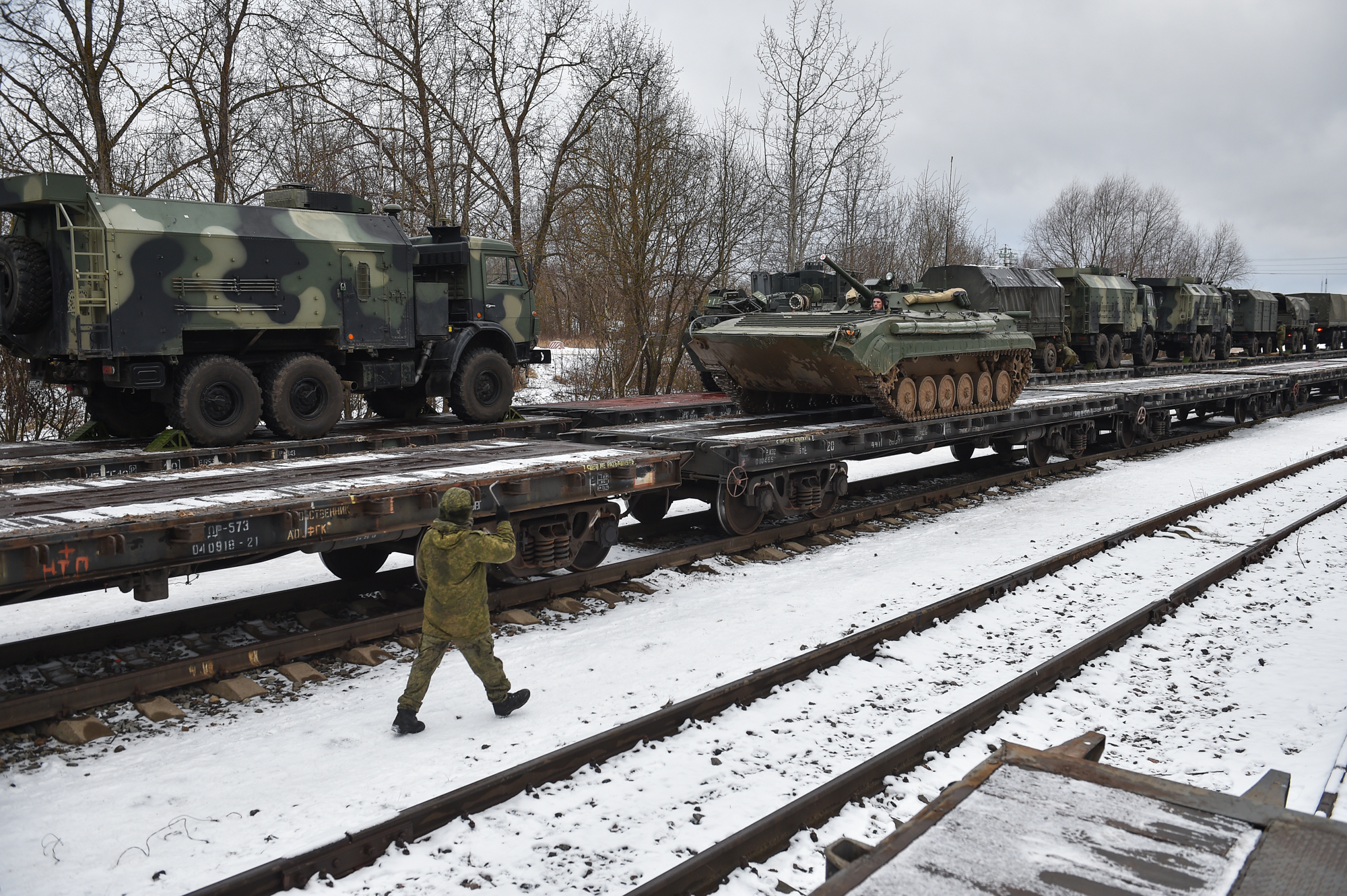 Россия начала экстренную проверку боеготовности армии и готовит военных к переброске: что известно. Читайте на UKR.NET