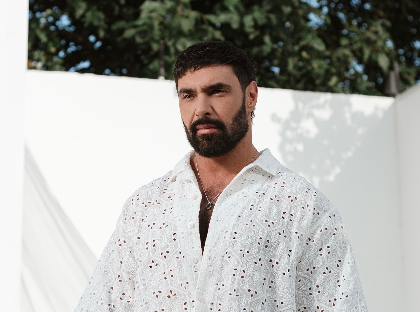 Козловський залишив свій слід на грудях фанатки (відео)