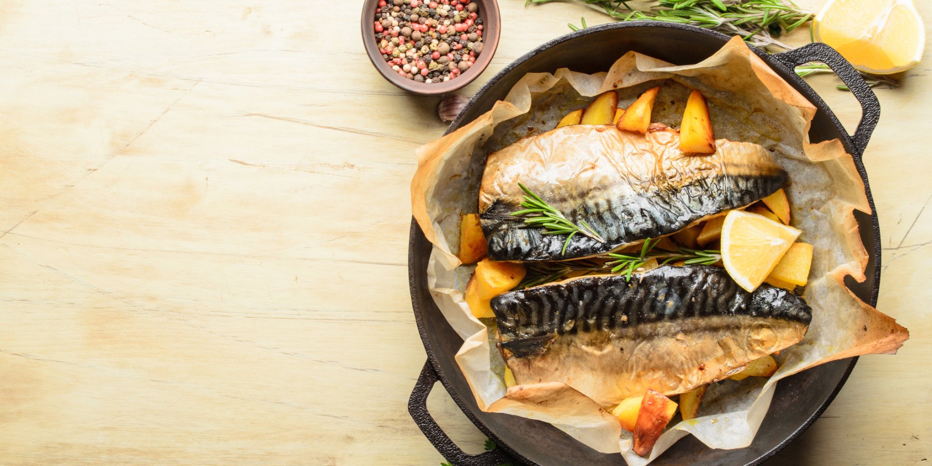 Запечена скумбрія: ніжна риба з лимонно-пряним ароматом (відео)