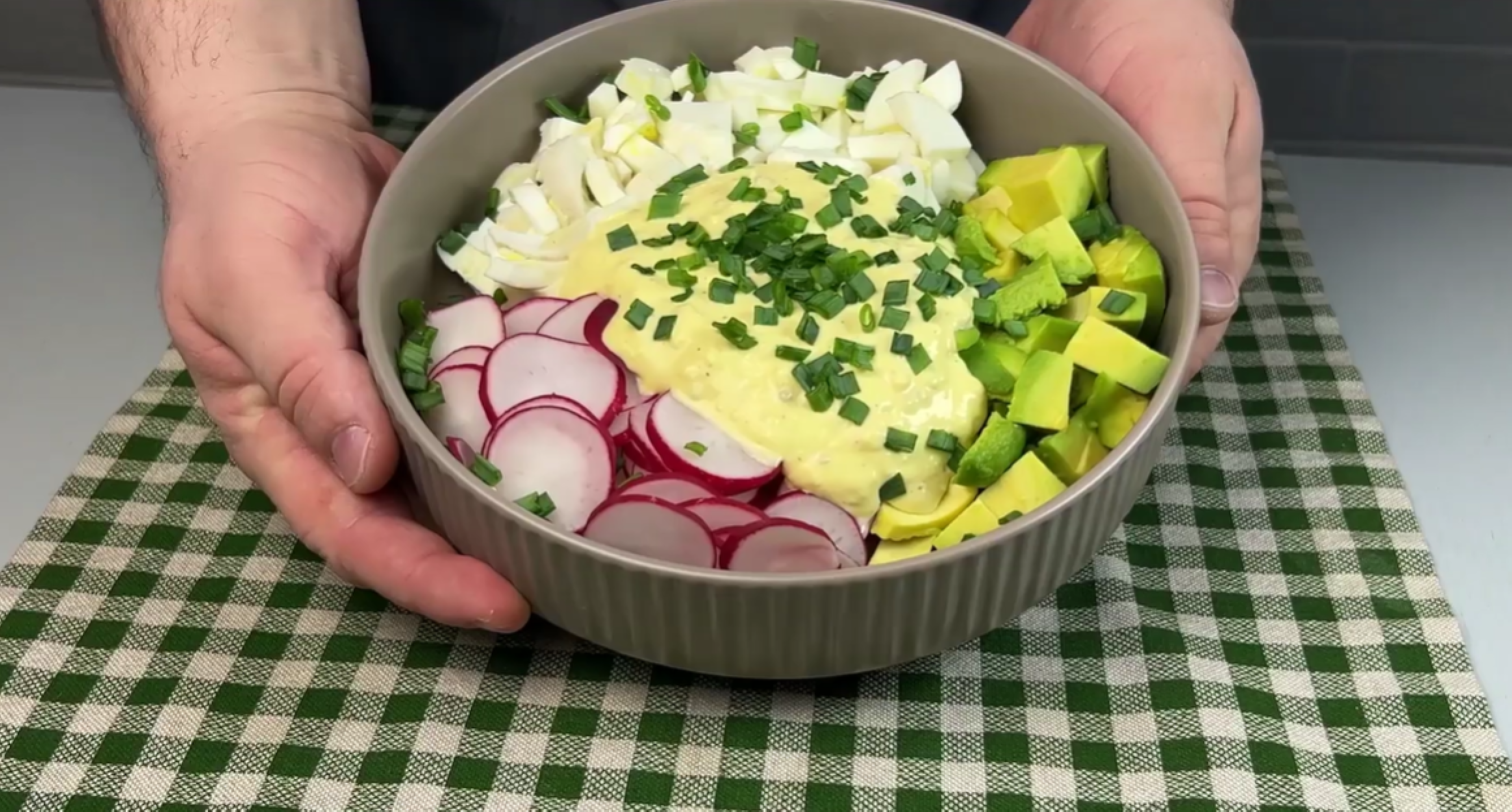 Легкий салат із редискою та авокадо: рецепт страви, яку захочеться приготувати знову (відео)
