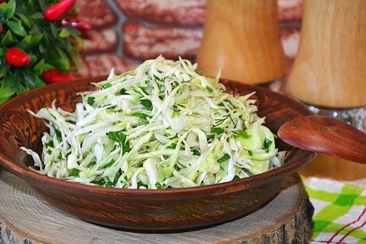 Как приготовить салат из квашеной капусты с перцем