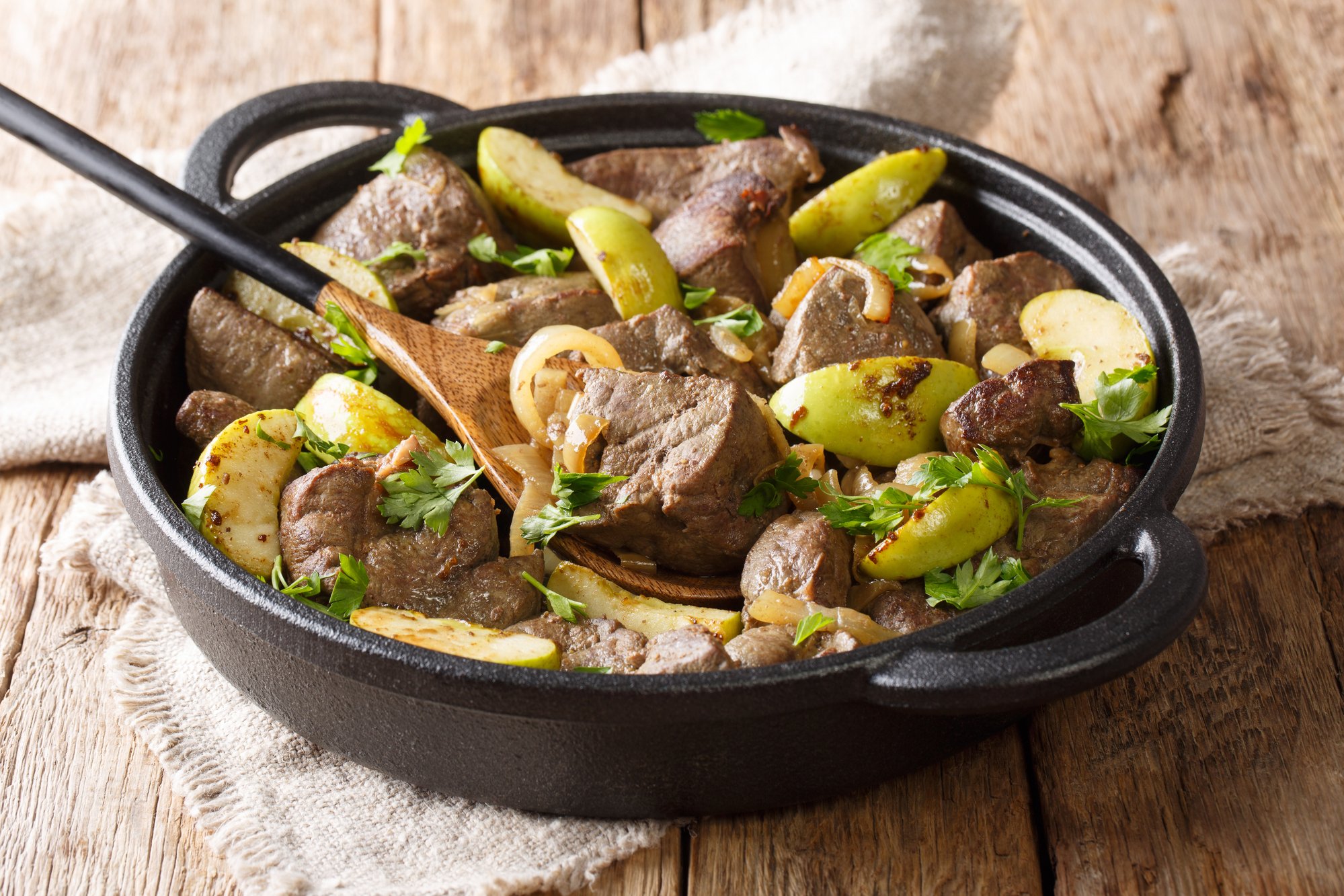 Один дешевий продукт зробить страву набагато смачнішою: як приготувати печінку по-новому (відео)