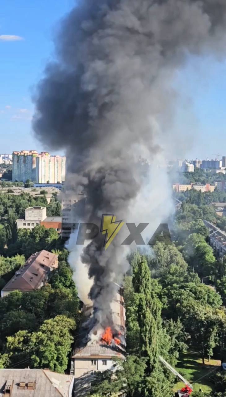 Пожар в Киеве сегодня — горит дом на Василенко, что известно, фото, видео -  Телеграф