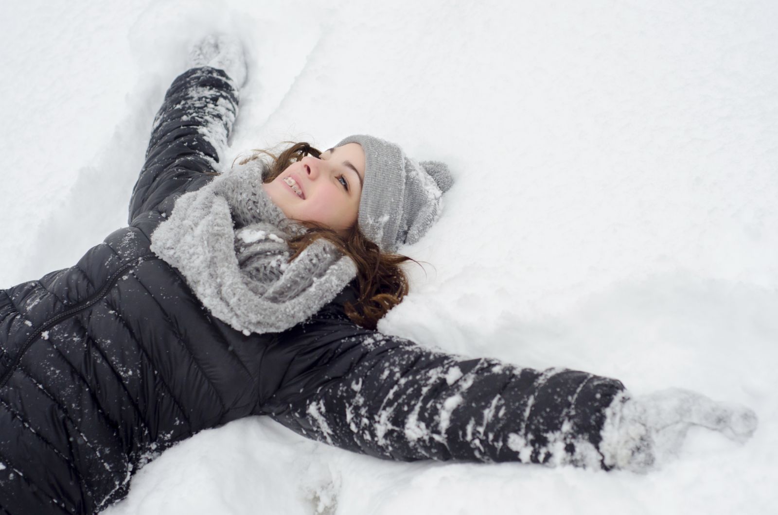 Женщина в сугробе. Девушка в снегу. Девушка зимой. Женщина лежит на снегу.