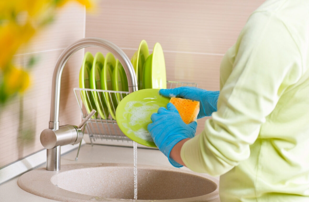 Пів чайної ложки — і засобу для посуду вистачає вдвічі довше: простий лайфхак