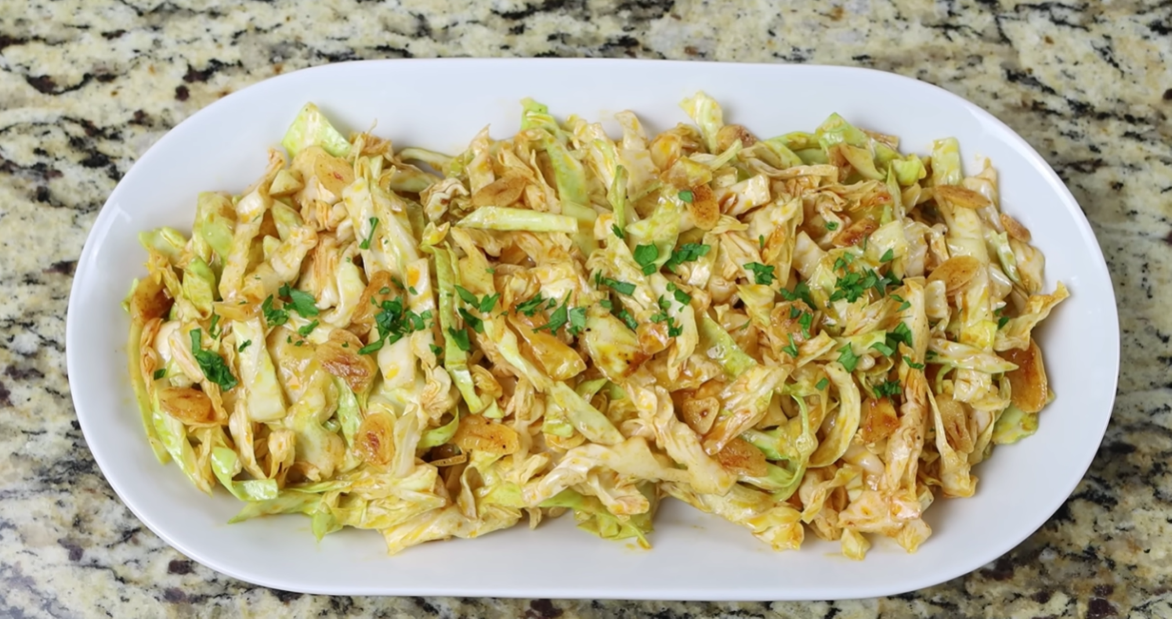 Пряний салат із капусти: несподіваний смак із найпростіших інгредієнтів (відео)