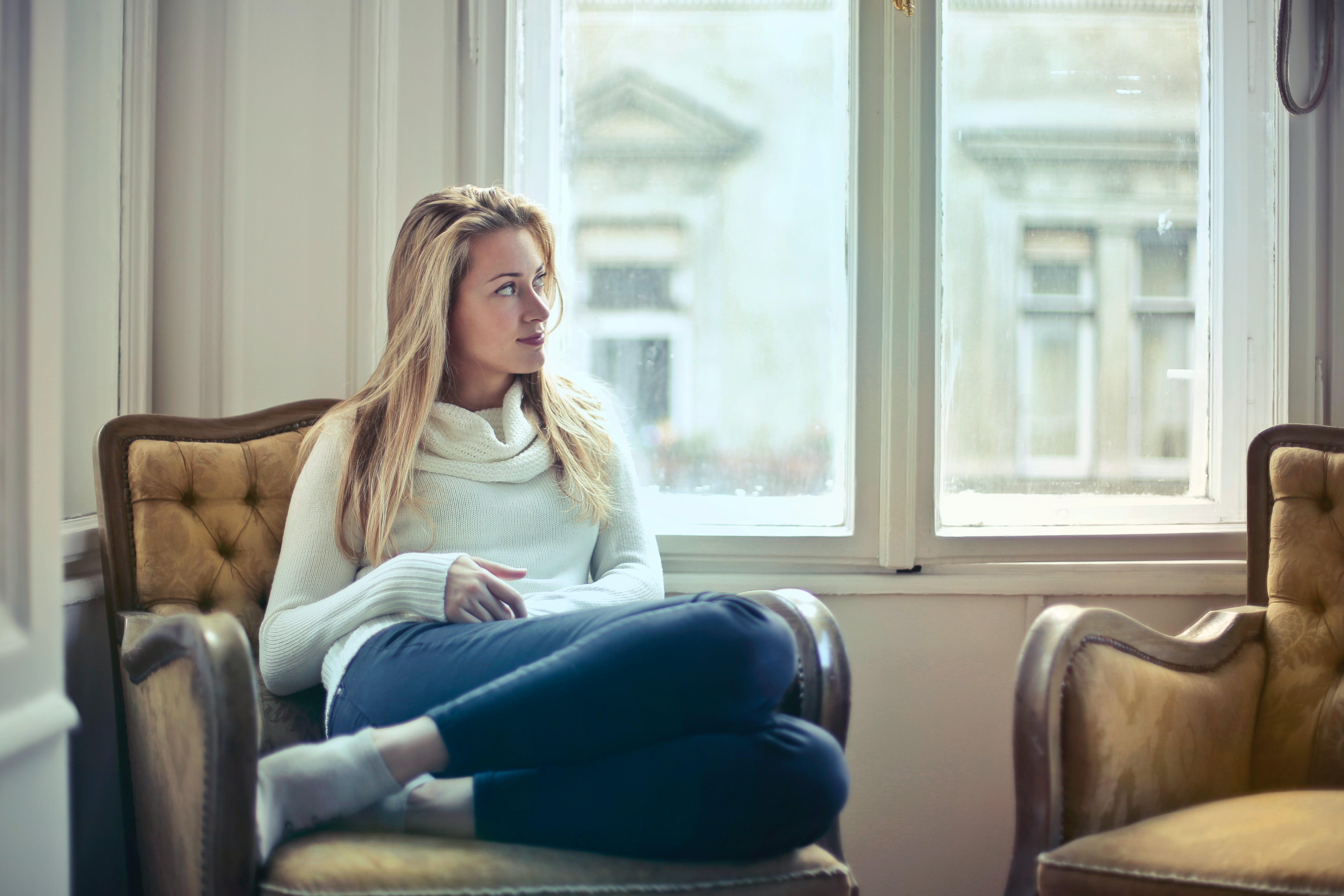 Thinking room. Девушка в кресле. Девочка беременна. Елизавета Щукина фотосессия. A woman sitting by a Window.