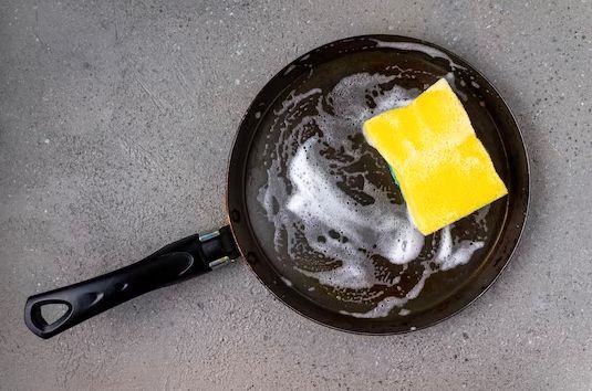 Чем почистить кастрюли и сковородки, чтобы блестели как новые: действенное средство своими руками