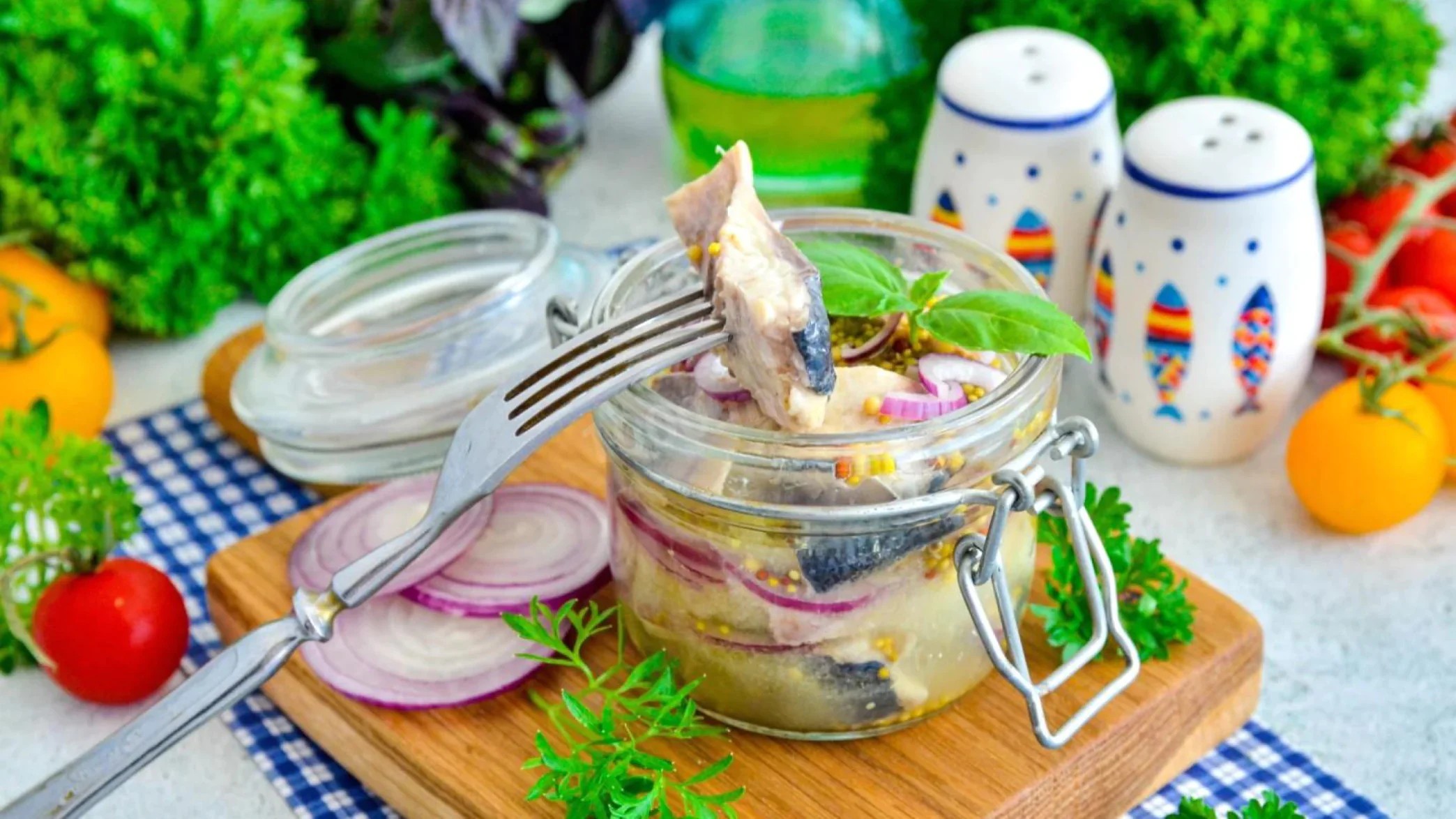 Закуска з оселедця, яка підкорить усіх: швидкий рецепт за 10 хвилин (відео)