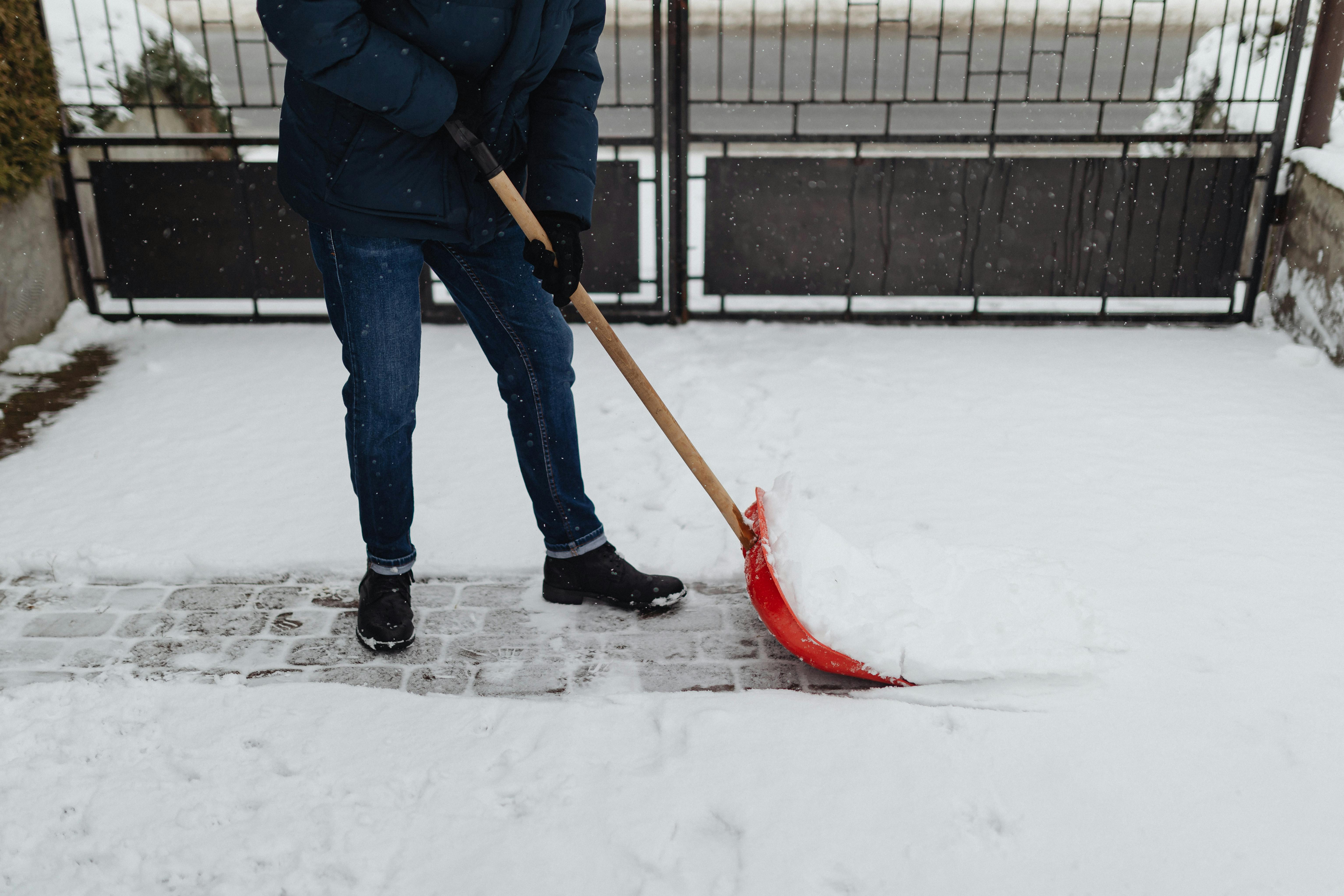 Домик Иглу из снега и льда своими руками (13 фото)