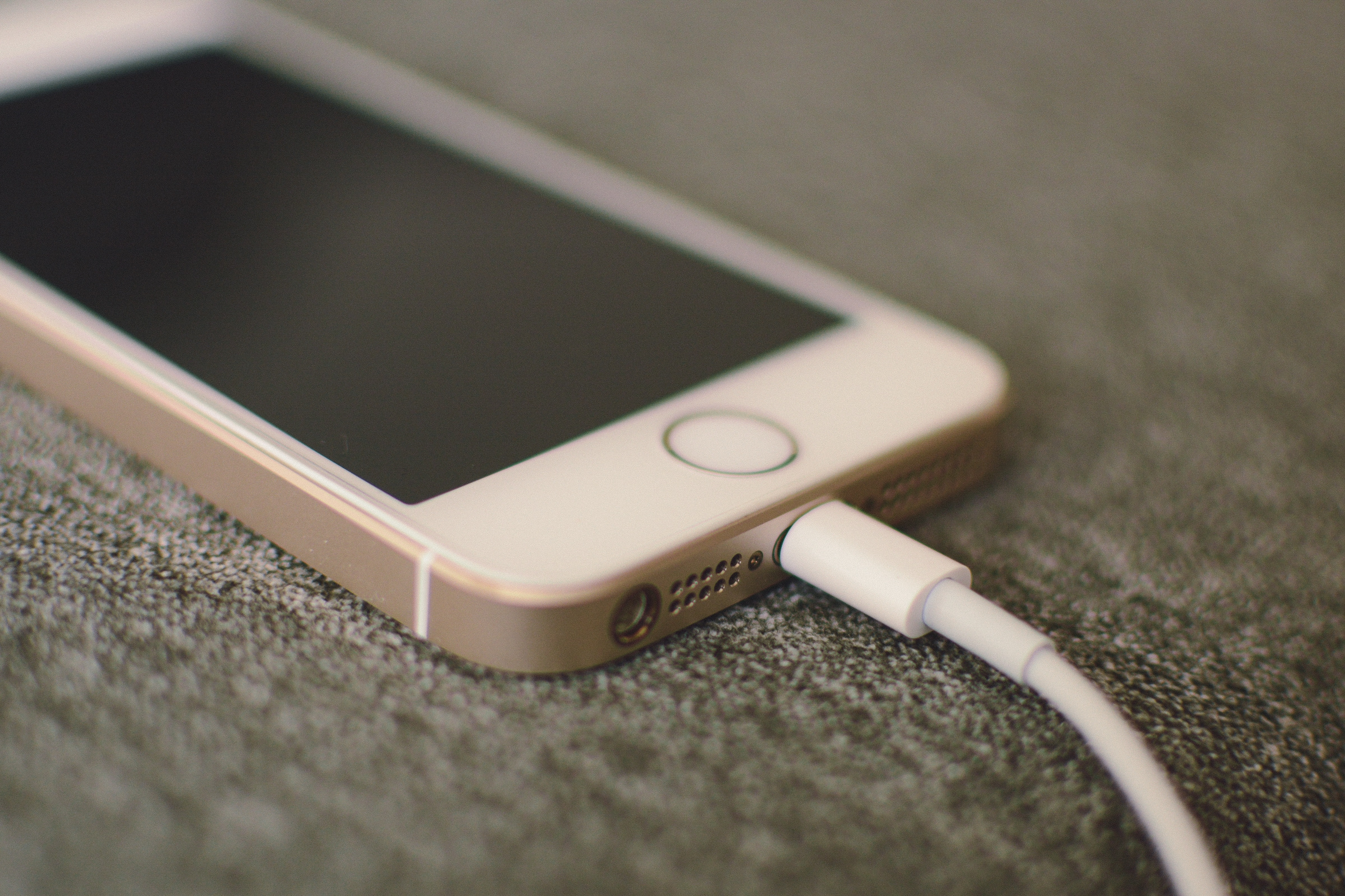 Слишком медленно заряжается iPhone — почему и как ускориться?