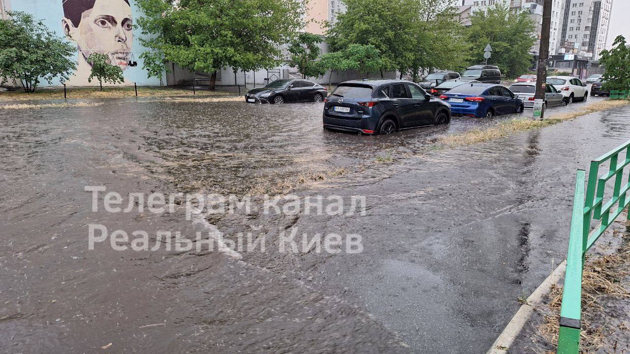 Дождь в Киеве 10 июня затопил подземные переходы и дороги, фото, видео -  Телеграф