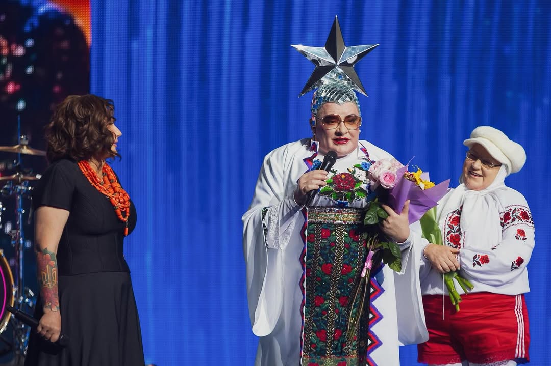 У кислотно-зеленому халаті з келихом просекко: Данилко на сцені в Маямі вразив публіку (фото)