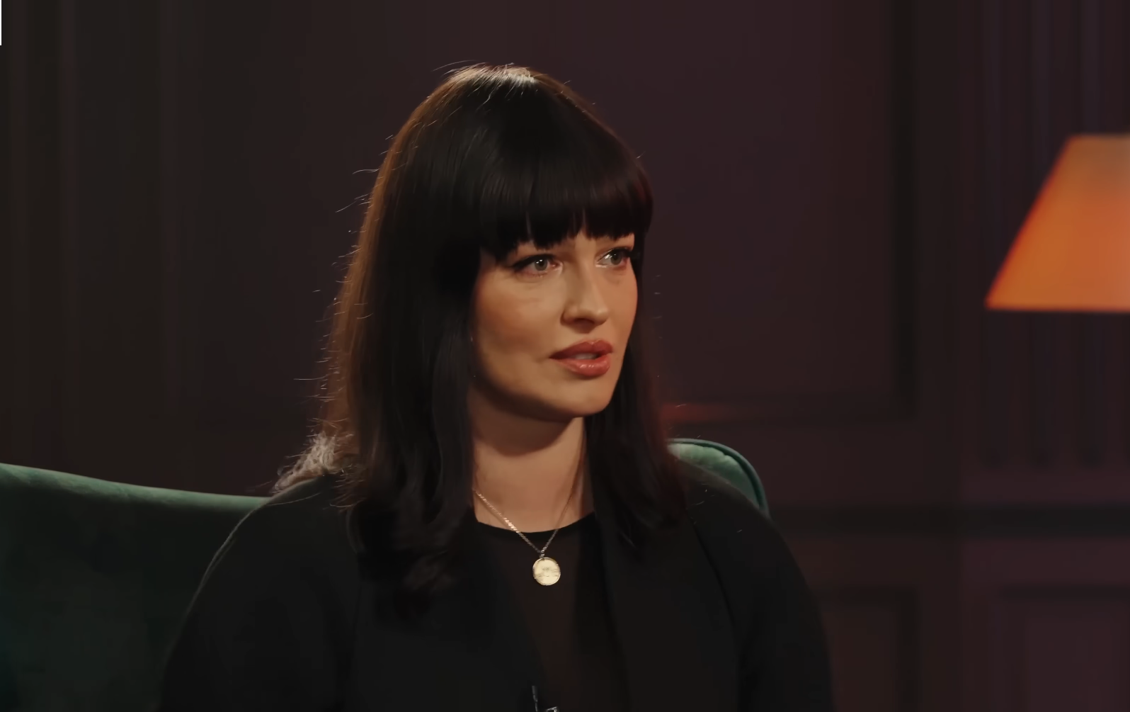 Даша Астаф’єва в піджаку на голе тіло розбурхала новою фотосесією