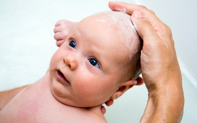Корочки на голове у ребёнка: почему появляются и как избавиться