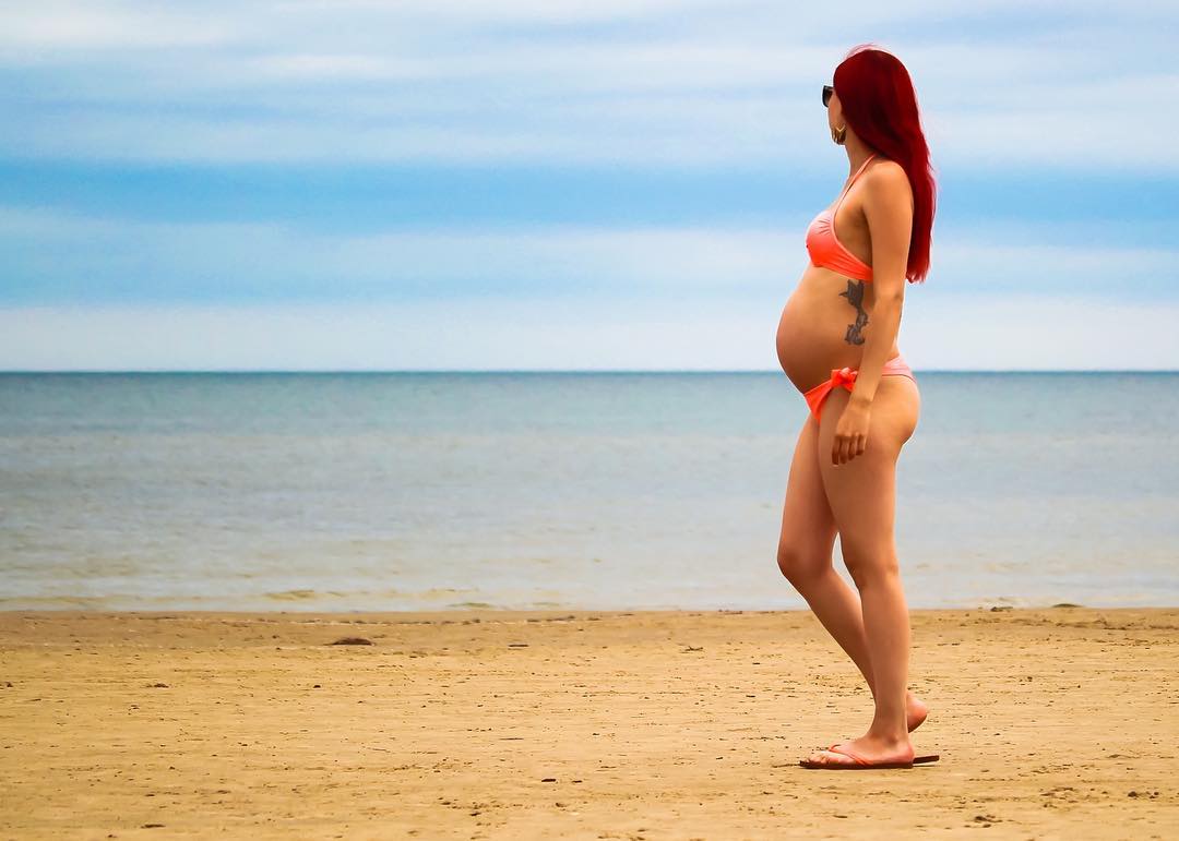 Боли живота на 30 неделе. Беременный живот. Аня Ищук фотосессия беременность. Фотосессия беременных в 30 недель.