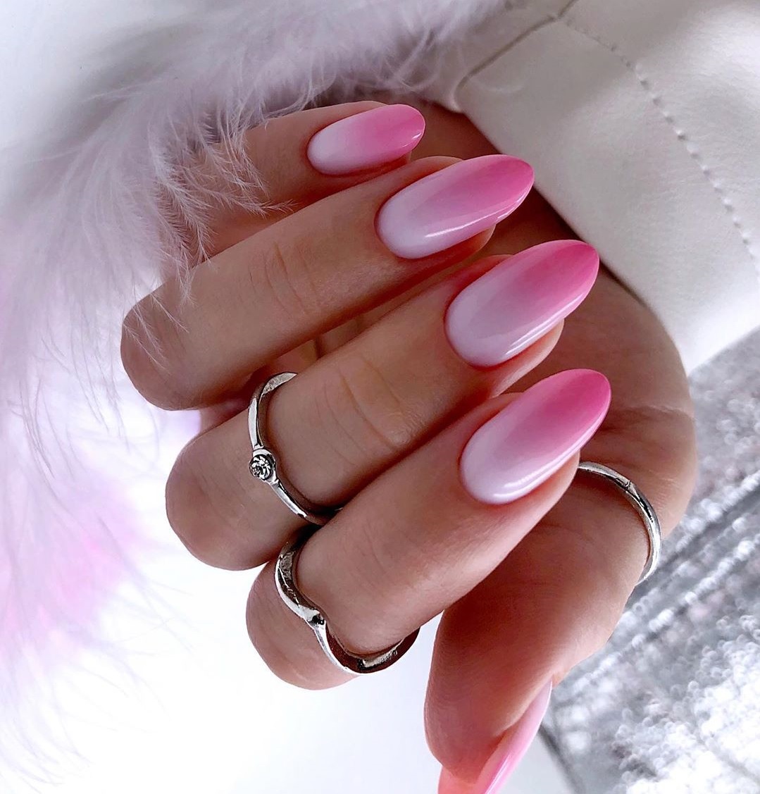 Маникюр розовый модные. Розовые ногти. Р̸о̸з̸о̸в̸ы̸й̸ м̸а̸н̸и̸к̸. Пошовый маникюр. Модные розовые ногти.