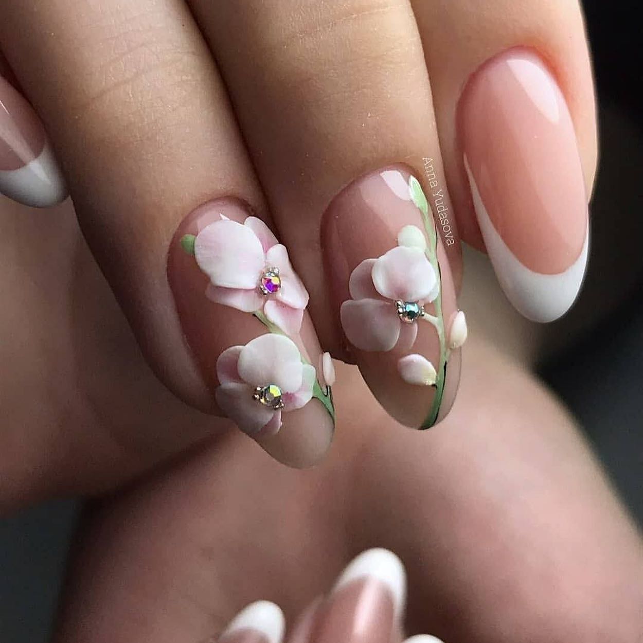 Самые красивые ногти на весну. Маникюр с цветами. Маникюр ч цветами. Френч с цветком. Ногти с цветочками.