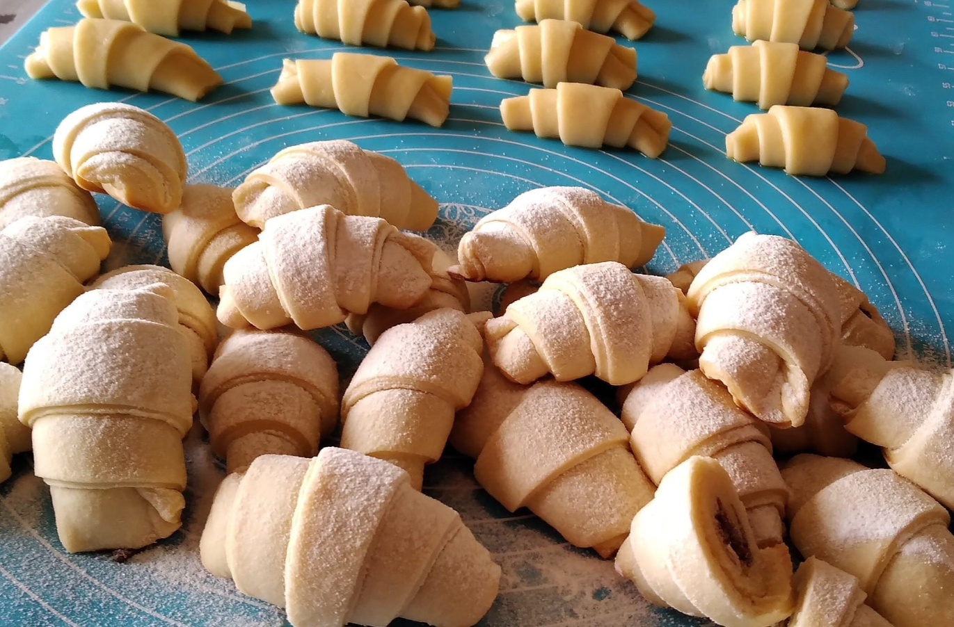 Без молока, яиц и масла: этих вкусных рогаликов выходит гора за копейки