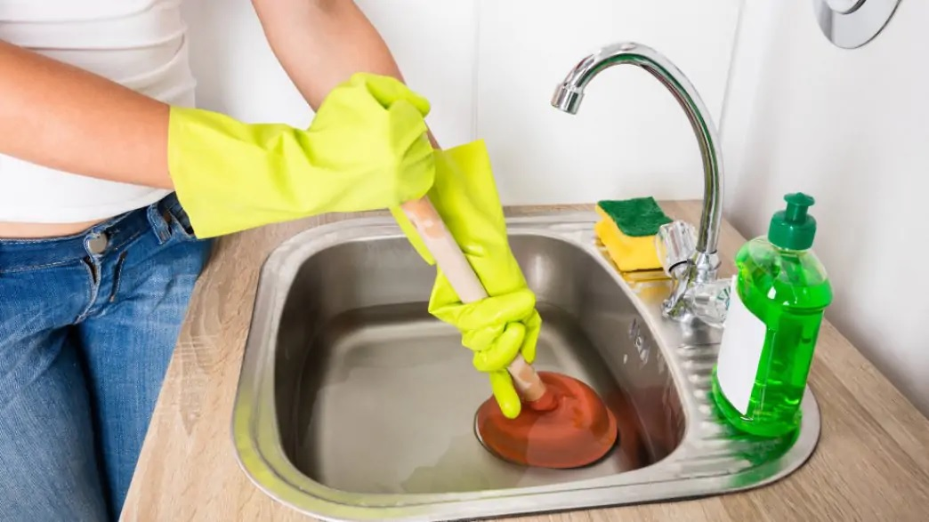 Як прочистити зливний отвір у ванній або на кухні — 7 способів