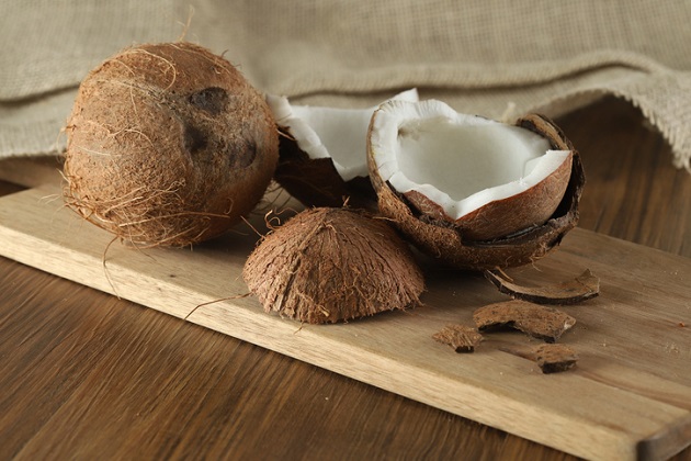 Как раскалывать кокос в домашних условиях?