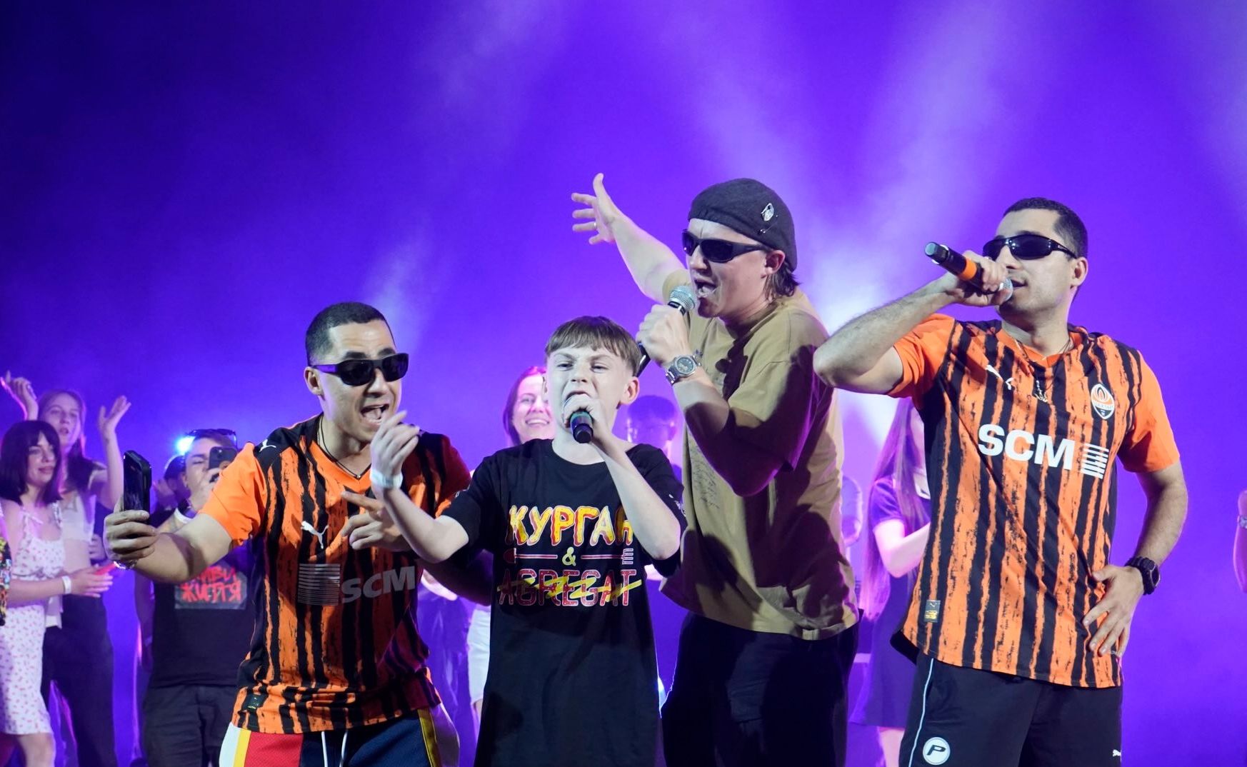 Юний фанат у Черкасах вийшов на сцену до відомого гурту за донат і порвав зал (фото і відео)