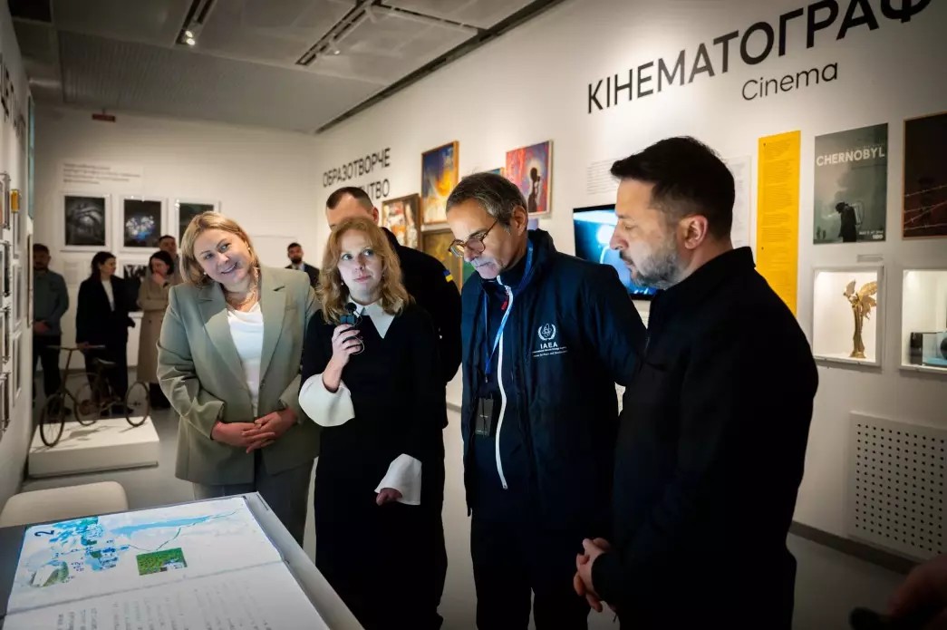 Оновлена експозиція та унікальні документи: Зеленський відвідав Національний музей 