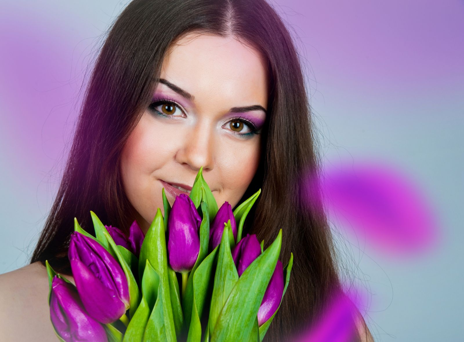 Девушка с фиолетовыми тюльпанами