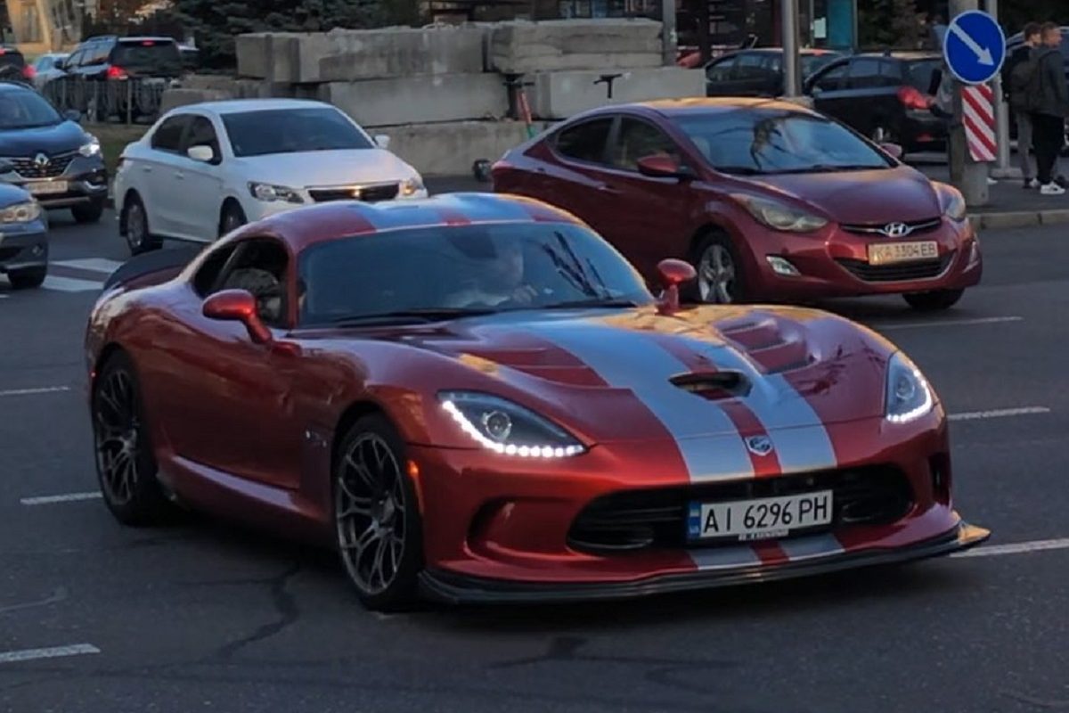 Спорткар Dodge SRT Viper с 640 лошадиными силами под капотом уже в Киеве —  фото, видео - Телеграф