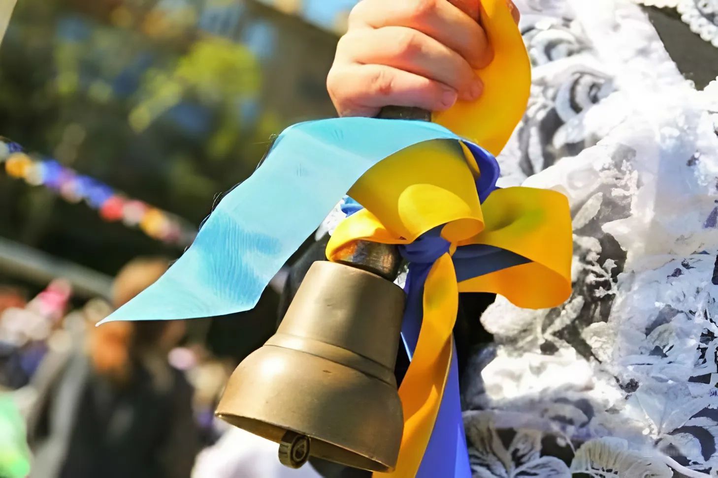 З останнім дзвоником 2026! Яскраві привітання, листівки і картинки українською