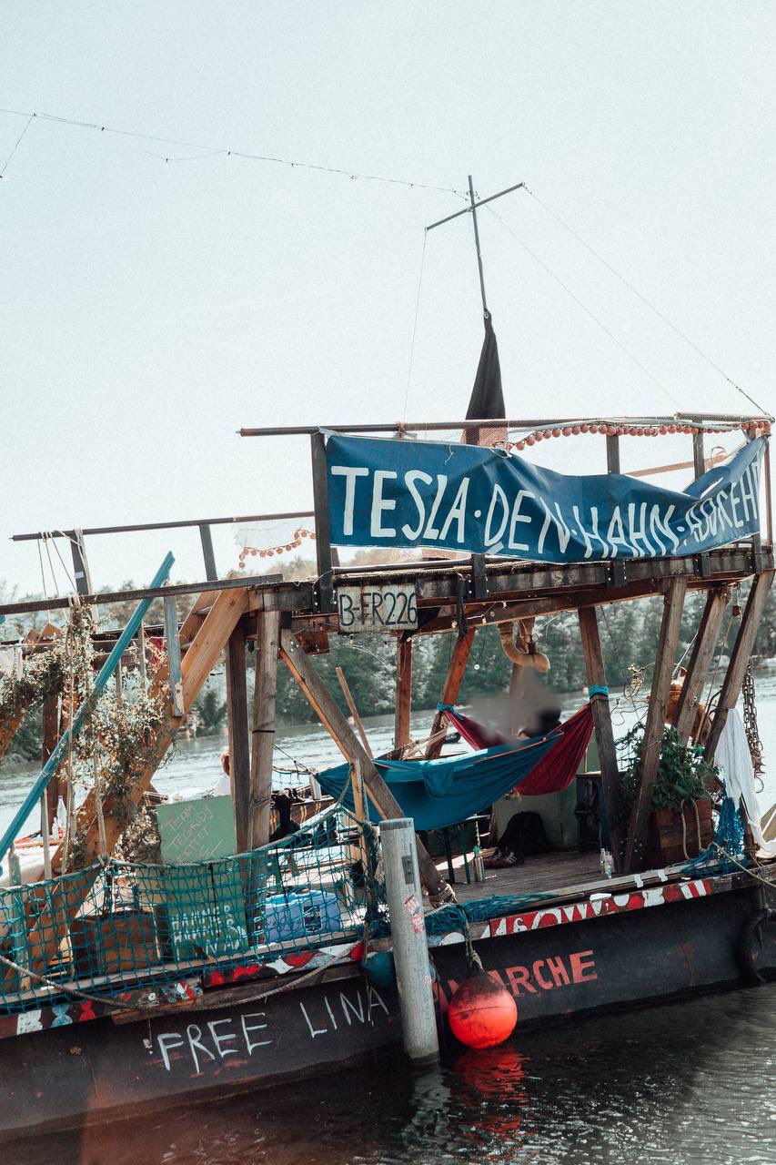 Завод Тесла в Берлине 10.05 штурмуют экоактивисты, вмешалась полиция, фото,  видео - Телеграф