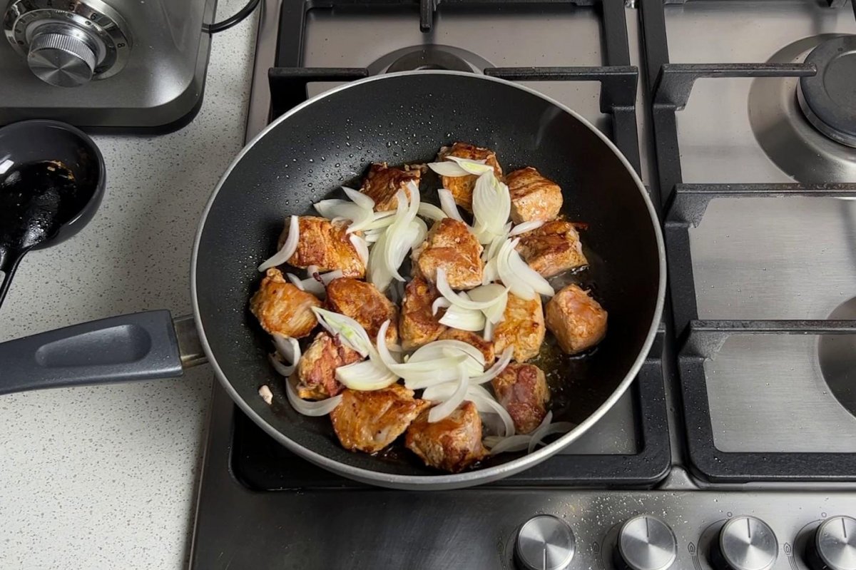 Цибуля чи м'ясо - ось в чому питання: шеф-кухарі розповіли, що смажити першим