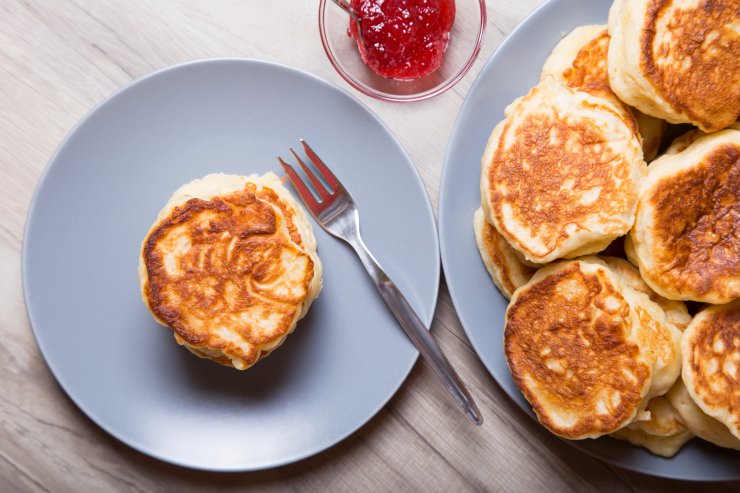 Завдяки цьому продукту оладки вийдуть легкими, як пух: ви точно маєте його вдома (відео)