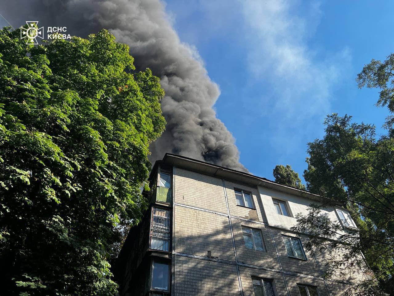 Пожар в Киеве сегодня — горит дом на Василенко, что известно, фото, видео -  Телеграф