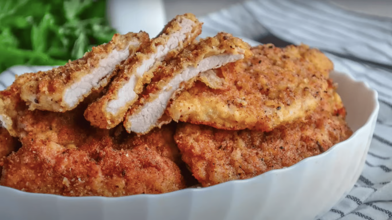 Ніжні відбивні, як у ресторані: у чому замочити м’ясо для ідеального смаку (відео)