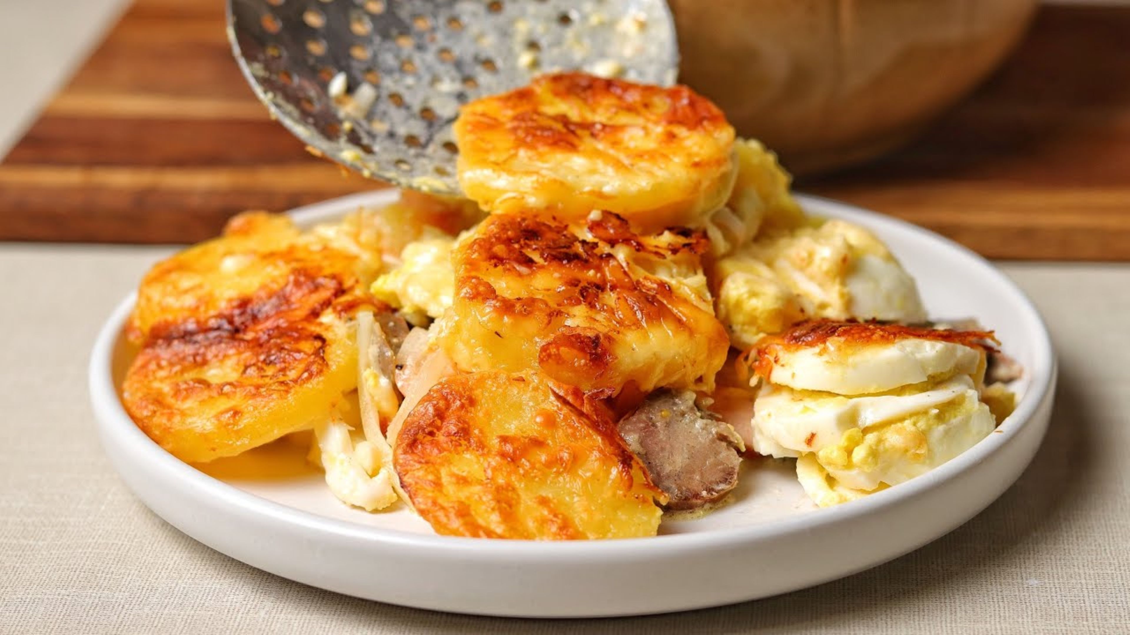 Запіканка з того, що залишилось після Великодня: як приготувати рокот-крумплі (відео)