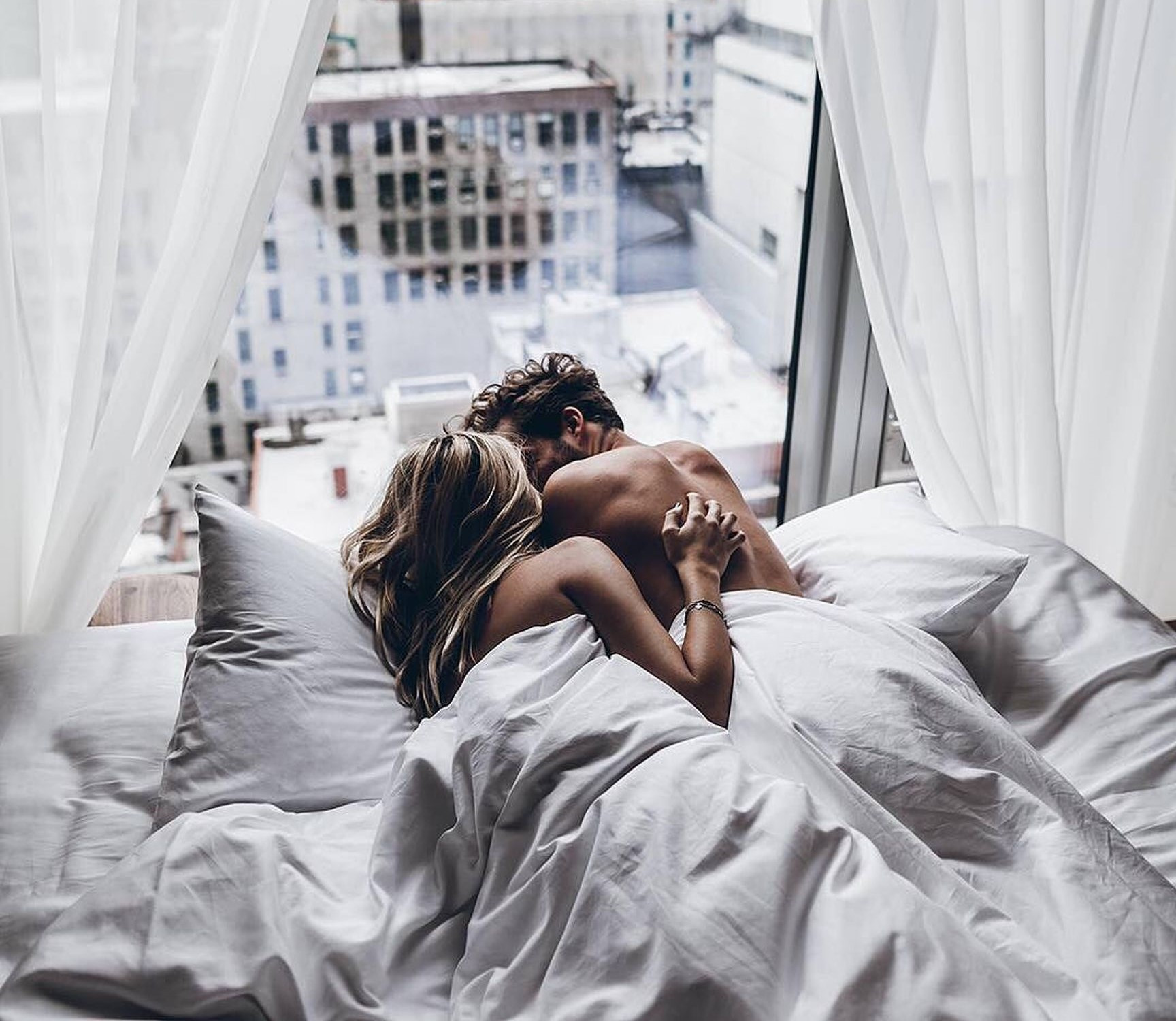 Пары в красивом белье. Утро влюбленных. Пара в кровати. В постели с любимым мужчиной. Влюблённые в кровати.