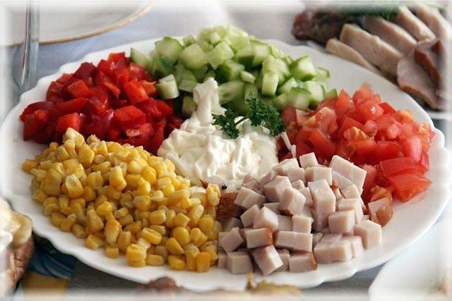 Праздник к нам приходит: простые и вкусные салаты на Новый год