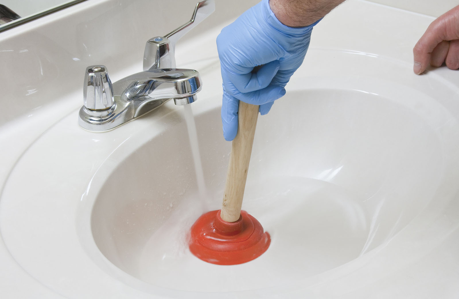 Как прочистить слив в ванной или на кухне — 7 способов