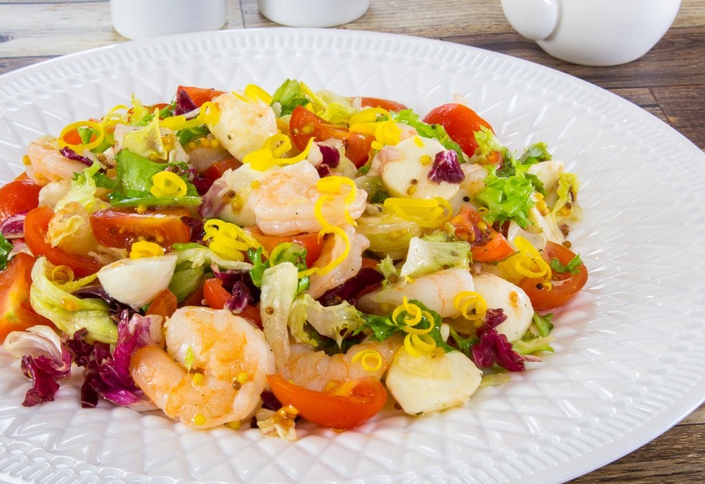 Тёплый салат «Цезарь» с креветками на скорую руку – пошаговый рецепт приготовления с фото