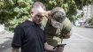 Сотрудник ТЦК проверяет документы