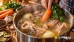 Овощи и специи добавляют к мясу