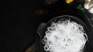 Стеклянная лапша сваренной – очень эластичная