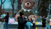 Большой игрушечный медвежонок в центре Харькова