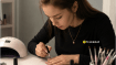 Среди вариантов есть как нюдовый, так и цветной маникюр