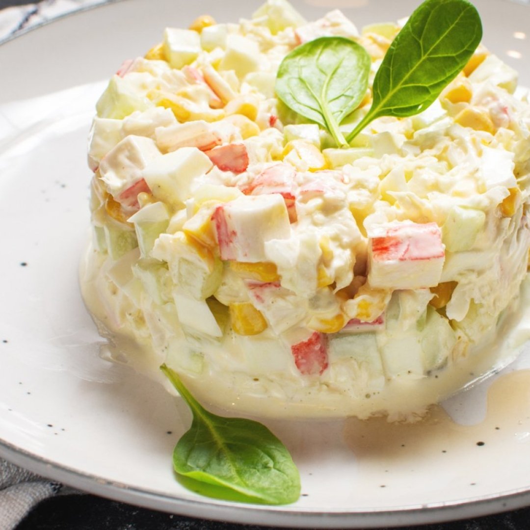 Крабовый салат с огурцом и кукурузой — рецепт с фото