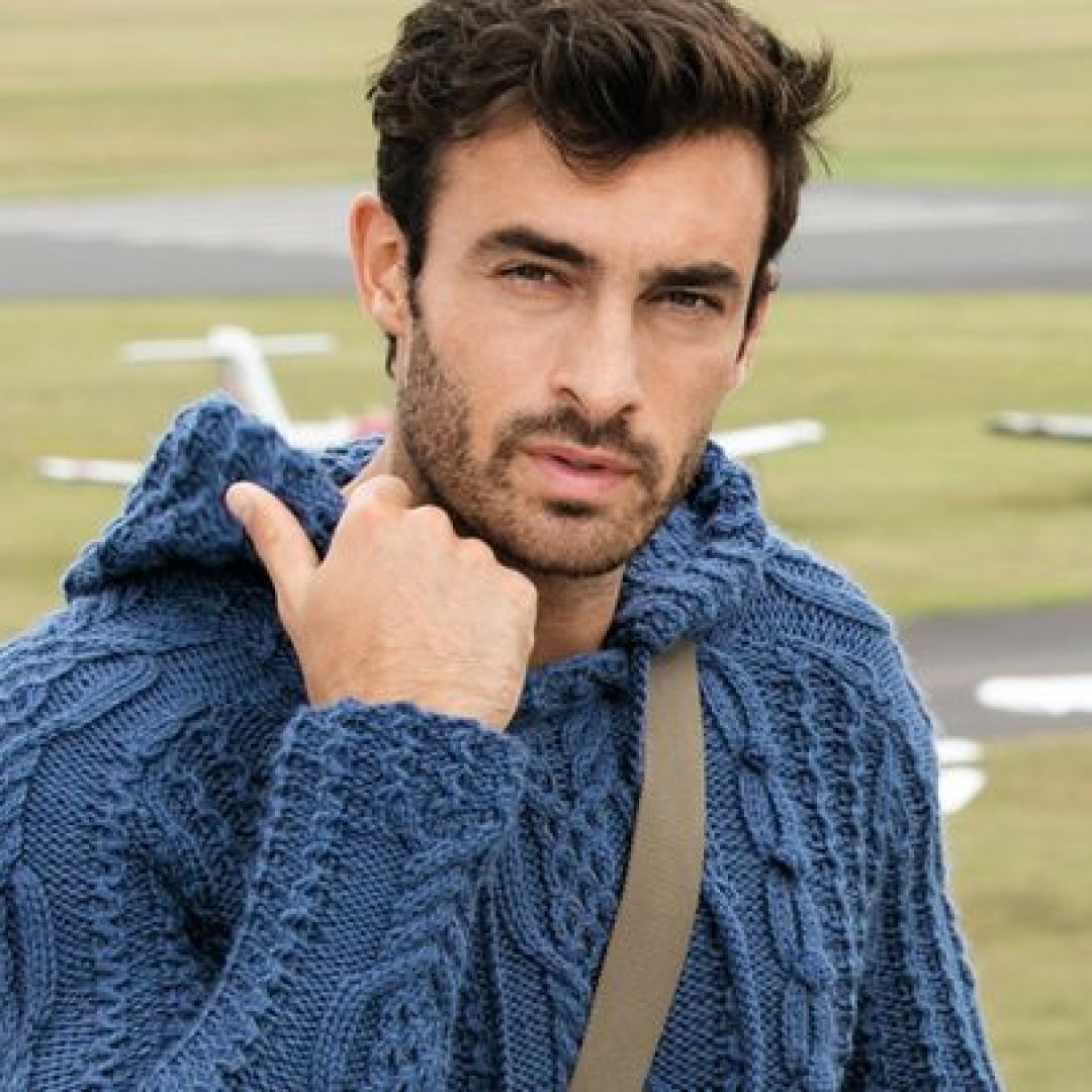 Какие бывают модели мужских свитеров, и как их носить?